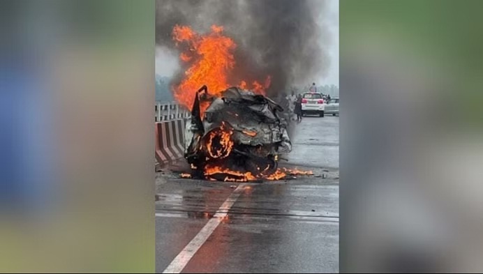 d 7 1 1 2 News Todayz कार में लगी आग, चार जिंदा जले दूसरे वाहन से टकराने पर हुआ हादसा