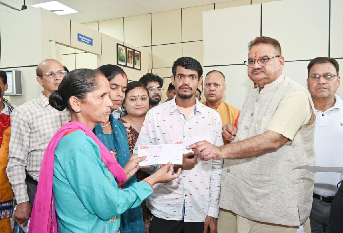 18 n News Todayz कैबिनेट मंत्री जोशी ने 14 प्रभावित परिवारों को सहायता राशि के चैक वितरित किए