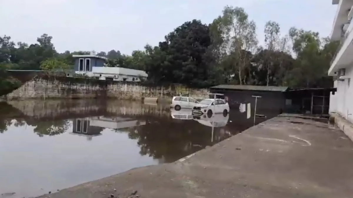 18 08 2023 neha 23505288 News Todayz मशहूर सिंगर नेहा कक्कड़ के घर घुसा बारिश का पानी, गली में तैर रहे वाहन