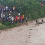 d 3 4 1 News Todayz कोटद्वार में बड़ा हादसा होने से टला, नदी में बही कार,चालक की बची जान