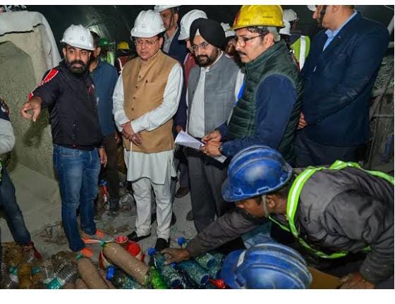 215fbbef 6ccc 4389 b191 94c22e681816 News Todayz Uttarkashi Tunnel Rescue: सीएम धामी पहुंचे बचाव अभियान का जायजा लेने, पीएम मोदी को फोन में दी जानकारी