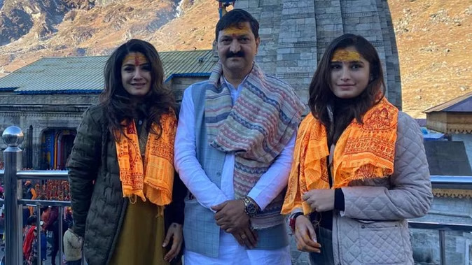 image 1 News Todayz Kedarnath Dham: केदारनाथ के दर्शन के लिए अभिनेत्री रवीना टंडन बेट राशा थडानी के संग धाम,लिया आशीर्वाद