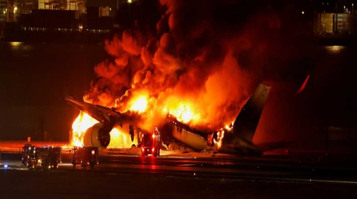 Two planes collided on the runway during landing 1 1 News Todayz BREAKING: लैंडिंग के दौरान रनवे पर टकराए दो विमान, एक प्लेन में लगी आग; 5 क्रू मेंबर्स की मौत…