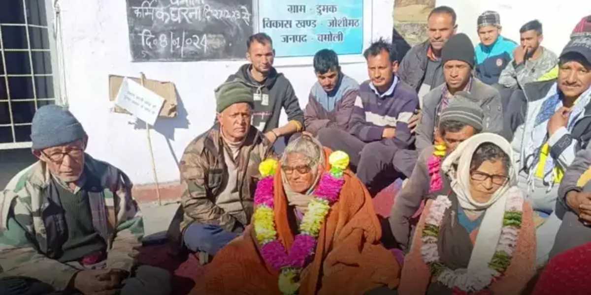 Uttarakhand News Project in papers 100 year old woman forced to sit on dharna 1 News Todayz प्रदेश में सौ साल की बुजुर्ग महिला हुई 10 साल पहले मिले प्रोजेक्ट मंजूरी के लिए धरने पर बैठने को मजबूर, जाने पूरा मामला