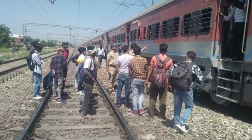 A sudden fire broke out in this train coming to Uttarakhand there was panic among the passengers. 1 1 News Todayz BREAKING: उत्तराखंड आ रही इस ट्रेन में लगी अचानक आग, यात्रियों में मचा हड़कंप…