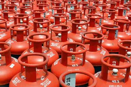 LPG cylinder News Todayz LPG Cylinder : नए वित्त वर्ष में LPG सिलेंडर के घटे दाम, आमजन को मिली राहत…