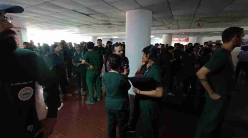 AIIMS again in news due to dirty act of nursing officer News Todayz एम्स ऋषिकेश : महिला डॉक्टर के साथ नर्सिंग आफिसर ने की गंदी हरकत, हुआ हंगामा...