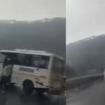 Chardham Yatra yatra two buses collided 1 1 News Todayz चारधाम यात्रा के दौरान दो बसों की जोरदार भिडंत, देखें खौफनाख वीडियो…