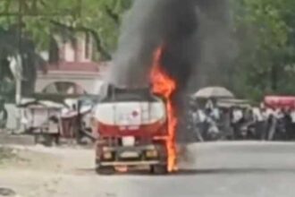 Dehradun NewsA massive fire broke out in a tanker filled with petrol on the middle of the road here 1 News Todayz Dehradun: प्रेमनगर में पेट्रोल से भरे टैंकर में लगी भीषण आग, कड़ी मशक्कत के बाद आग पर काबू…
