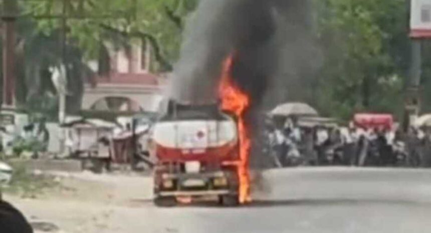 Dehradun NewsA massive fire broke out in a tanker filled with petrol on the middle of the road here 1 News Todayz Dehradun: प्रेमनगर में पेट्रोल से भरे टैंकर में लगी भीषण आग, कड़ी मशक्कत के बाद आग पर काबू…