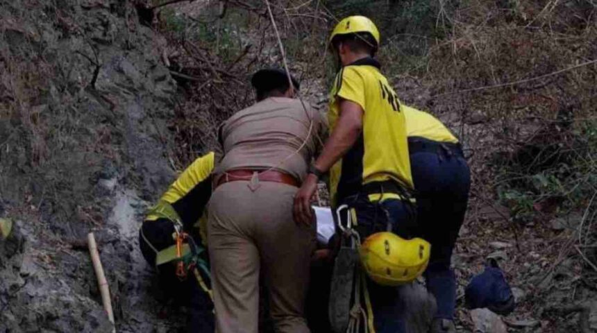 Just now a car fell into a ditch man and a woman died News Todayz Accicent : मसूरी घूमने जा रहे युवकों की कार गिरी खाई में, दो की मौत, अन्य घायल…