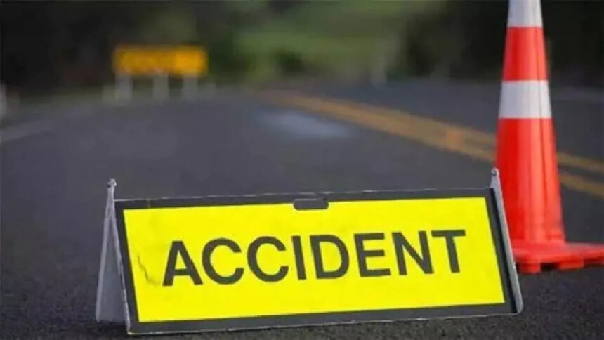 09 06 2023 accident 23436464 News Todayz गहरी खाई में गिरी मैक्स गाड़ी, 14 यात्री घायल