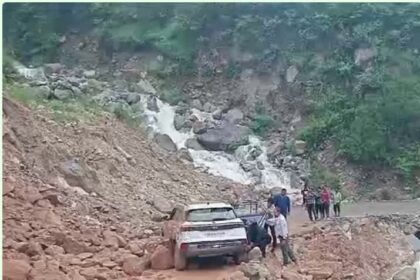 d 2 4 News Todayz भूस्खलन के बीच फंसा बाहन,बड़ा हादसा टला