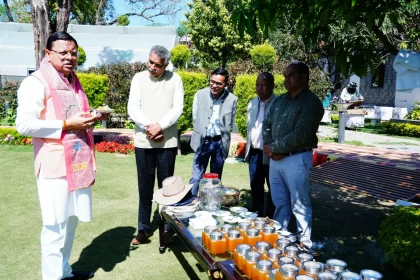 IMG 20250318 WA0077 scaled 1 News Todayz मुख्यमंत्री आवास परिसर में निकाला गया शहद, सीएम ने कहा उत्तराखंड में मौन पालन की अपार संभावनाएं