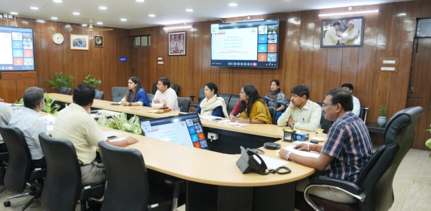 WhatsApp Image 2025 05 02 at 6.06.12 PM scaled 1 News Todayz मुख्य सचिव ने की मंडल रेल प्रबंधक मुरादाबाद एवं इज्जतनगर के साथ बैठक