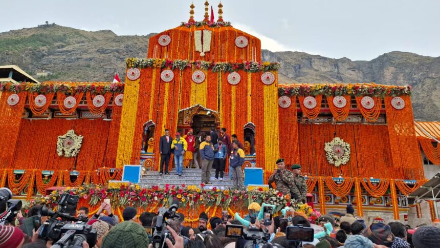 WhatsApp Image 2025 05 04 at 8.11.12 AM News Todayz जयकारों और वैदिक मंत्रोच्चार के बीच खुले श्री बद्रीनाथ धाम के कपाट