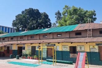 WhatsApp Image 2025 05 16 at 5.10.30 PM News Todayz डीएम की पड़ी नजर तो संवरने लगे शिक्षा के मंदिर,परेड ग्राउण्ड सरकारी स्कूल भवन पर मरम्मत कार्य शुरू