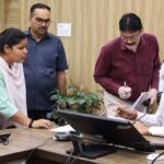 WhatsApp Image 2025 06 20 at 4.45.24 PM News Todayz जिला प्रशासन का सख्त निर्णय, निजी बैंक ने लौटाये सम्पति के कागज, दिया नो ड्यूज सर्टीफिकेट