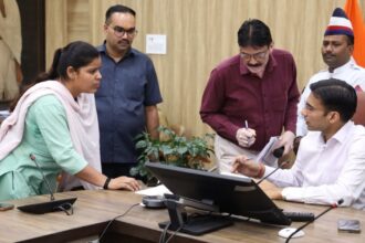 WhatsApp Image 2025 06 20 at 4.45.24 PM News Todayz जिला प्रशासन का सख्त निर्णय, निजी बैंक ने लौटाये सम्पति के कागज, दिया नो ड्यूज सर्टीफिकेट