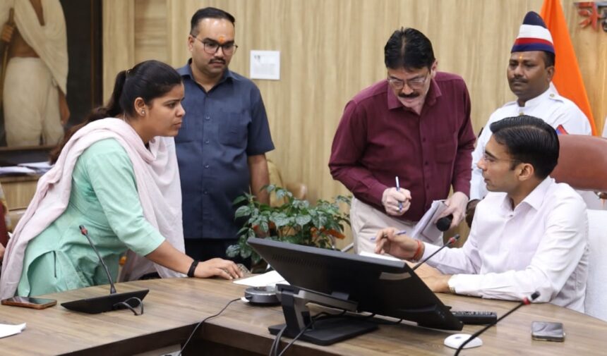 WhatsApp Image 2025 06 20 at 4.45.24 PM News Todayz जिला प्रशासन का सख्त निर्णय, निजी बैंक ने लौटाये सम्पति के कागज, दिया नो ड्यूज सर्टीफिकेट