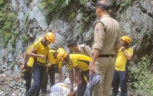 WhatsApp Image 2025 06 26 at 13.08.23 b889900a 300x188 1 News Todayz चकराता मार्ग पर वाहन दुर्घटना, तीन की मौत, एक घायल, SDRF रेस्क्यू में जुटी