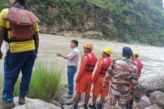 WhatsApp Image 2025 06 28 at 4.34.50 PM News Todayz घोलतीर बस दुर्घटना: भारी बारिश, तेज बहाव, फिर भी नहीं थमा प्रशासन का सर्च, रेस्क्यू अभियान