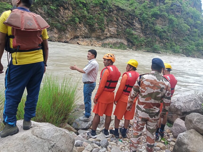 WhatsApp Image 2025 06 28 at 4.34.50 PM News Todayz घोलतीर बस दुर्घटना: भारी बारिश, तेज बहाव, फिर भी नहीं थमा प्रशासन का सर्च, रेस्क्यू अभियान