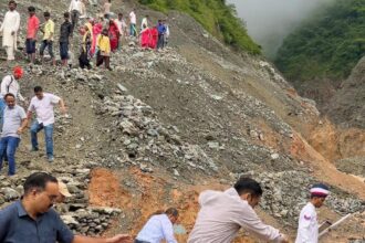 WhatsApp Image 2025 07 10 at 6.22.09 PM News Todayz आपदाग्रस्त अंतिम गांव बटोली दौरे पर प्रथम पंक्ति में पहुचें डीएम