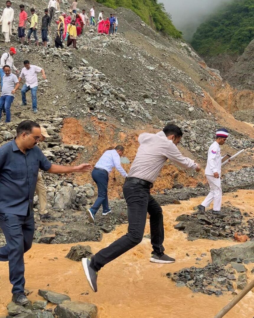 WhatsApp Image 2025 07 10 at 6.22.09 PM News Todayz आपदाग्रस्त अंतिम गांव बटोली दौरे पर प्रथम पंक्ति में पहुचें डीएम