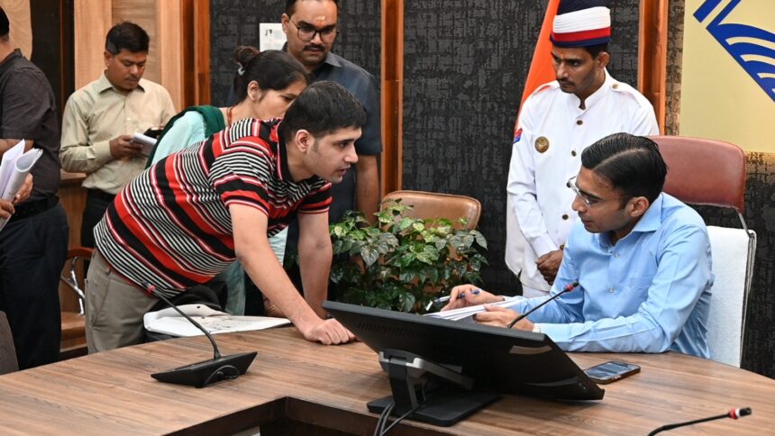 WhatsApp Image 2025 07 14 at 7.16.59 PM News Todayz बेटे व पत्नी के लिए ही खतरे का सबब बना शस्त्र, डीएम ने विशेषाधिकार प्रयोग कर किया लाईसेंस निलम्बित