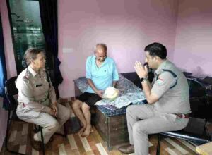 c1 20250713 21452326 300x225 1 1 News Todayz दून पुलिस ने जाना बुजुर्गों का हाल, फल वितरित कर उपलब्ध कराई दवाइयां व अन्य सामान