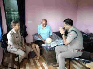 c1 20250713 21452326 300x225 1 1 News Todayz दून पुलिस ने जाना बुजुर्गों का हाल, फल वितरित कर उपलब्ध कराई दवाइयां व अन्य सामान