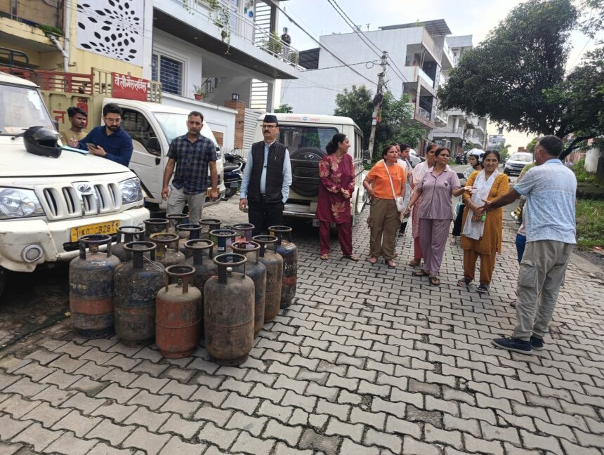 IMG 20250829 WA0052 scaled 1 News Todayz अवैध गैस रिफिलिंग पर जिला प्रशासन सख्त, 34 सिलेंडर जब्त