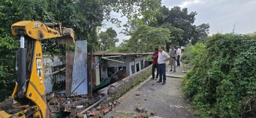 IMG 20250830 WA0018 scaled 1 News Todayz अवैध अतिक्रमण पर थम नहीं रहा जिला प्रशासन का प्रहार, दो स्थानों पर अतिक्रमण ध्वस्त