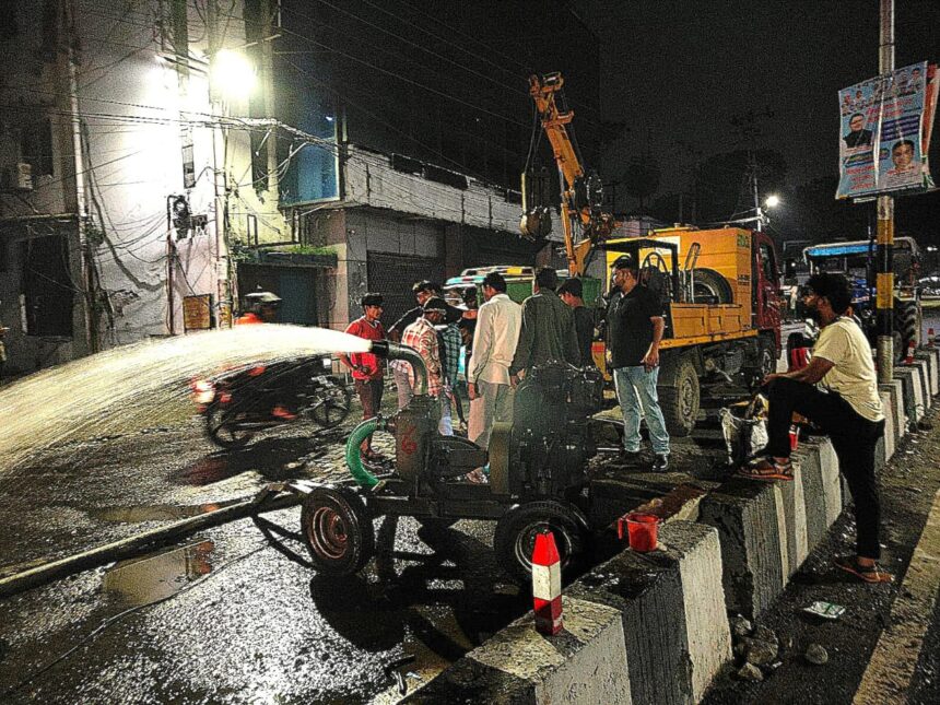 WhatsApp Image 2025 08 02 at 4.48.01 PM News Todayz जल भराव क्षेत्रों से पानी की निकासी में उपयोगी साबित हो रहे जिला प्रशासन के हाई प्रेशर डी-वाटरिंग पंप