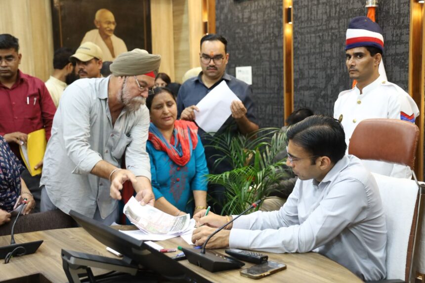 WhatsApp Image 2025 08 04 at 7.44.08 PM News Todayz डीएम जनदर्शन: मूसलाधार बारिश में भी नही डिगे जनमन के कदम, 116 फरियादी पंहुचे कलक्ट्रेट