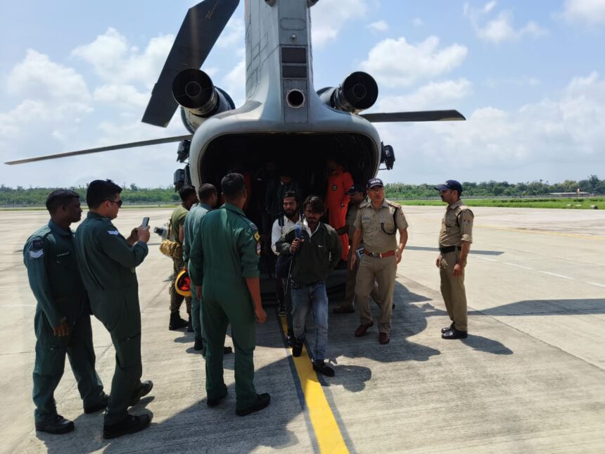 WhatsApp Image 2025 08 07 at 12.21.20 PM News Todayz उत्तरकाशी आपदा राहत कार्य: हर्षिल व गंगोत्री क्षेत्र से यात्रियों का सफल रेस्क्यू ऑपरेशन