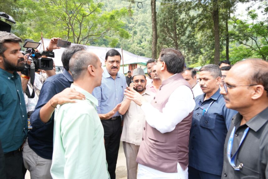 WhatsApp Image 2025 08 08 at 12.31.28 PM News Todayz मुख्यमंत्री की मौजूदगी में आपदा प्रभावित धराली क्षेत्र में राहत और बचाव अभियान युद्धस्तर पर जारी है