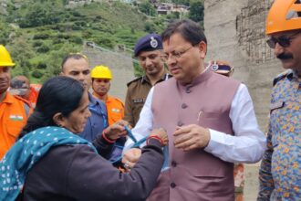 WhatsApp Image 2025 08 08 at 3.40.36 PM News Todayz राखी, राहत और रिश्ता: गुजरातन की महिला ने सीएम धामी को बाँधी दुपट्टा फाड़कर राखी