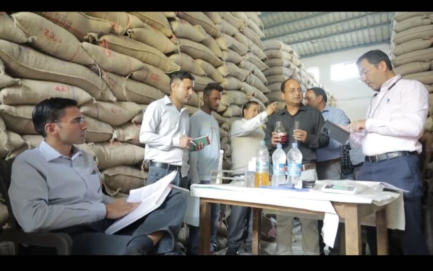 WhatsApp Image 2025 08 13 at 11.09.30 AM News Todayz हजारों लोग भीड़ में लगकर राशन लेने को थे मजबूर, डीएम लिया संज्ञान, खुली 17 नई सस्ता गल्ला राशन दुकान