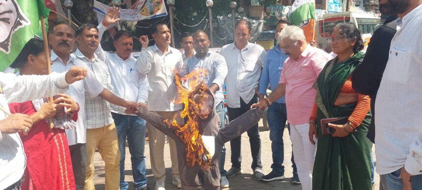 f2794db7 7fd2 4759 9544 aceb85d25a76 News Todayz उत्तराखंड: पेपर लीक मामले पर बढ़ा युवाओं का गुस्सा, यूथ कांग्रेस ने किया जोरदार प्रदर्शन