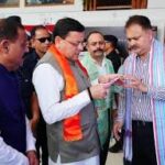 images 2025 09 24T182633.236 News Todayz व्यापारियों से मिले मुख्यमंत्री धामी, ‘स्वदेशी अपनाओ’ और सरल जीएसटी प्रणाली के फायदे गिनाए