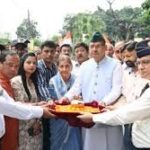 images 2025 09 30T141159.691 News Todayz शहीद सम्मान यात्रा 2.0 के तहत शहीद लेफ्टिनेंट प्रतीक आचार्य के आंगन की मिट्टी का संग्रहण करते सैनिक कल्याण मंत्री गणेश जोशी