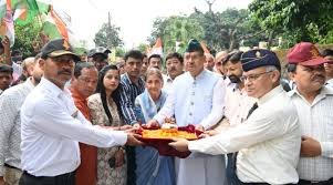 images 2025 09 30T141159.691 News Todayz शहीद सम्मान यात्रा 2.0 के तहत शहीद लेफ्टिनेंट प्रतीक आचार्य के आंगन की मिट्टी का संग्रहण करते सैनिक कल्याण मंत्री गणेश जोशी