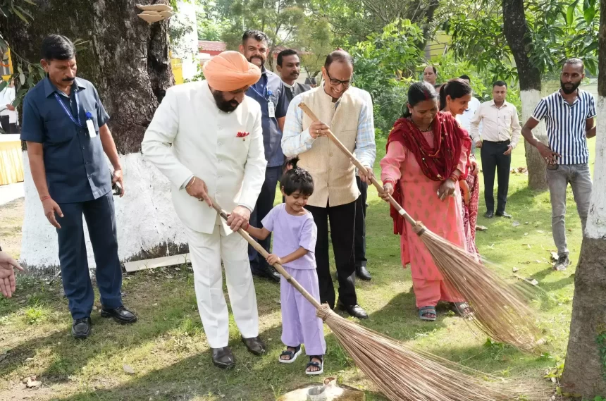 4916895 9ccd10bf375d3bb58ce71e8375bb0a5d News Todayz ‘स्वच्छता केवल कार्य नहीं, जीवनशैली है’: राज्यपाल ने राजभवन परिसर की सफाई कर अधिकारियों को किया प्रेरित