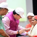 WhatsApp Image 2025 10 01 at 16.01.02 780x470 1 News Todayz अंतर्राष्ट्रीय वृद्धजन दिवस : मुख्यमंत्री ने किया वृद्धजनों को सम्मानित
