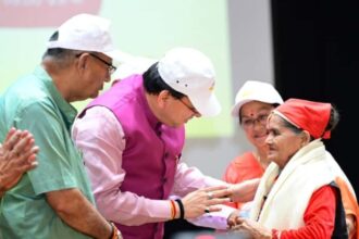 WhatsApp Image 2025 10 01 at 16.01.02 780x470 1 News Todayz अंतर्राष्ट्रीय वृद्धजन दिवस : मुख्यमंत्री ने किया वृद्धजनों को सम्मानित