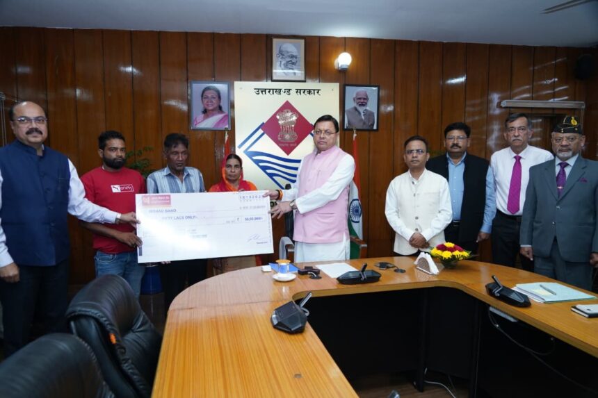 WhatsApp Image 2025 10 10 at 3.54.21 PM News Todayz सीएम धामी ने उपनल मृतक आश्रितों को बांटी 50-50 लाख की सहायता राशि