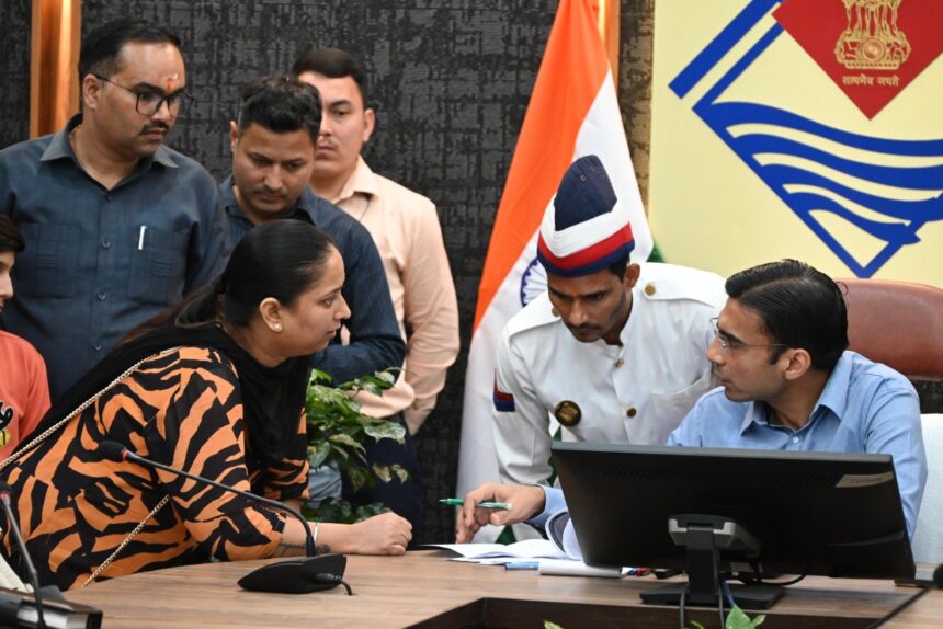 WhatsApp Image 2025 10 13 at 7.50.55 PM News Todayz एग्रीमेंट समाप्त, किराया डिफाल्ट, फिर भी नहीं हटा रही कंपनी मोबाईल टावर, डीएम से गुहार के बाद टावर  सीज