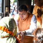 WhatsApp Image 2025 10 14 at 3.02.18 PM News Todayz मुख्यमंत्री पुष्कर सिंह धामी ने श्रद्धालुओं के दल को गंगोत्री धाम के लिए किया रवाना